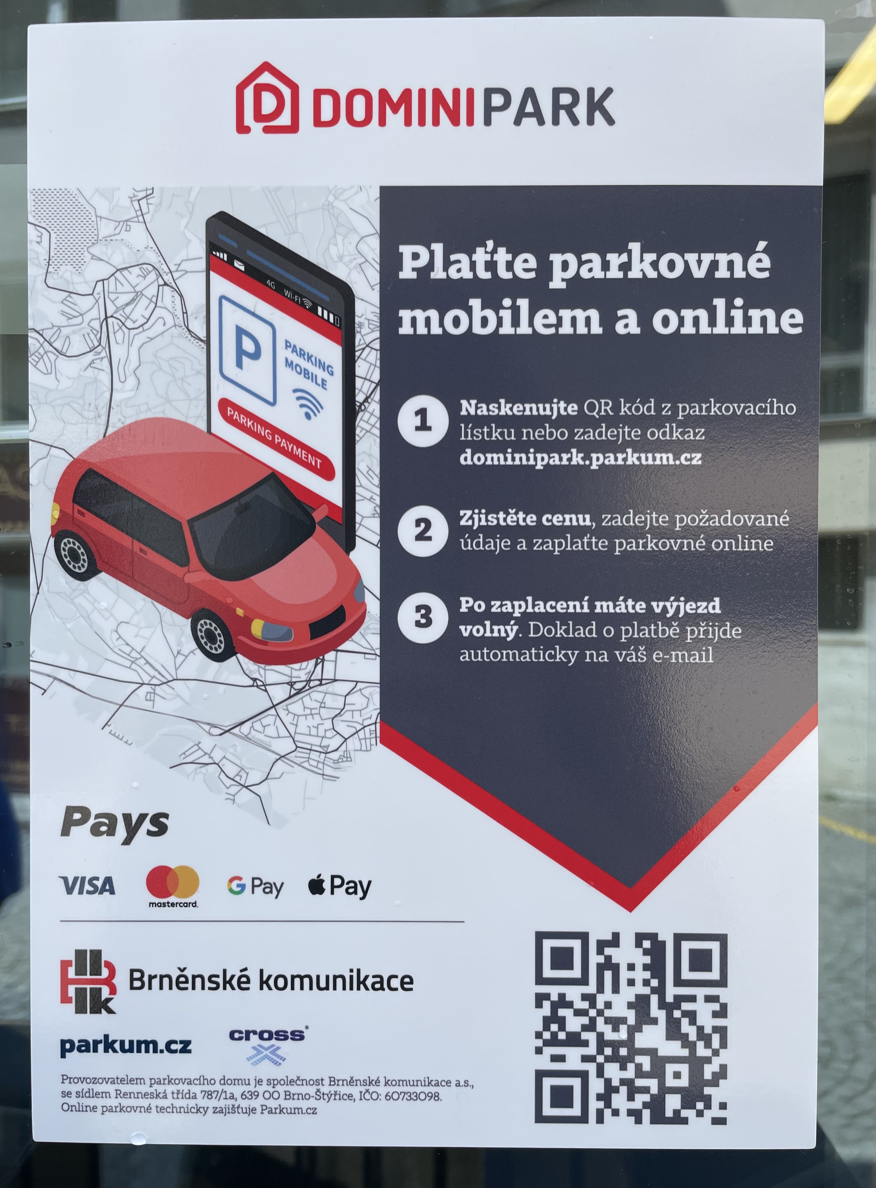 Na obrázku jsou vyfoceny informace týkající se mobilní platby online za parkování. Jsou zde instrukce, že k uhrazení parkovného stačí buď navštívit webovou stránku dominipark.parkum.cz nebo oskenovat QR kód přímo na parkovacím lístku.